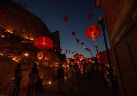 Una calle de la localidad de Aledo, iluminada con faroles y farolillos en una de las ediciones pasadas de La Noche en Vela.