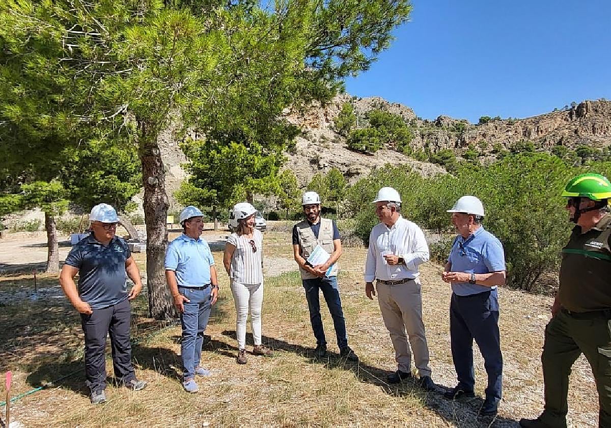 Autoridades y técnicos, durante la visita realizada este viernes.
