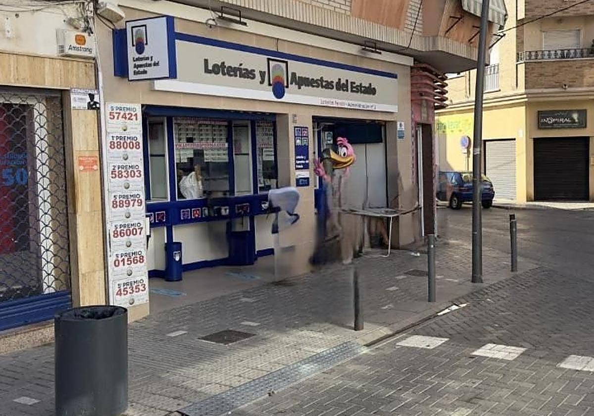 Fachada de la administración que vendió un décimo ganador en San Pedro del Pinatar.