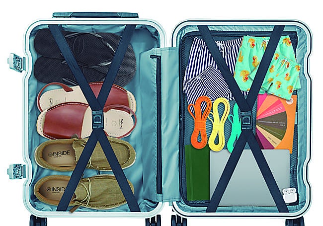 Los imprescindibles. Gomas elásticas y calzado para hacer ejercicio, chanclas, menorquinas y náuticos, el segundo volumen de 'La enciclopedia de los sabores', bañadores a juego padre e hijo, 'airpods', una libreta Moleskine y el portátil.