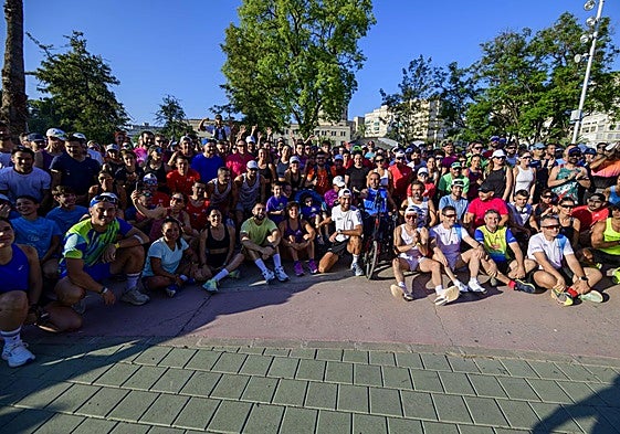 Pitufollow, en el centro arrodillado, junto a centenares de 'runners', este sábado en la plaza de la Cruz Roja de Murcia.
