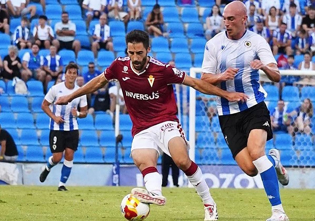 Moyita, del Real Murcia, ante Rentero, del Hércules.