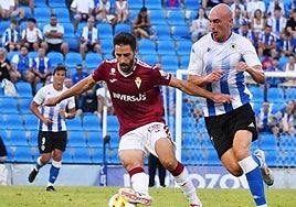 Moyita, del Real Murcia, ante Rentero, del Hércules.