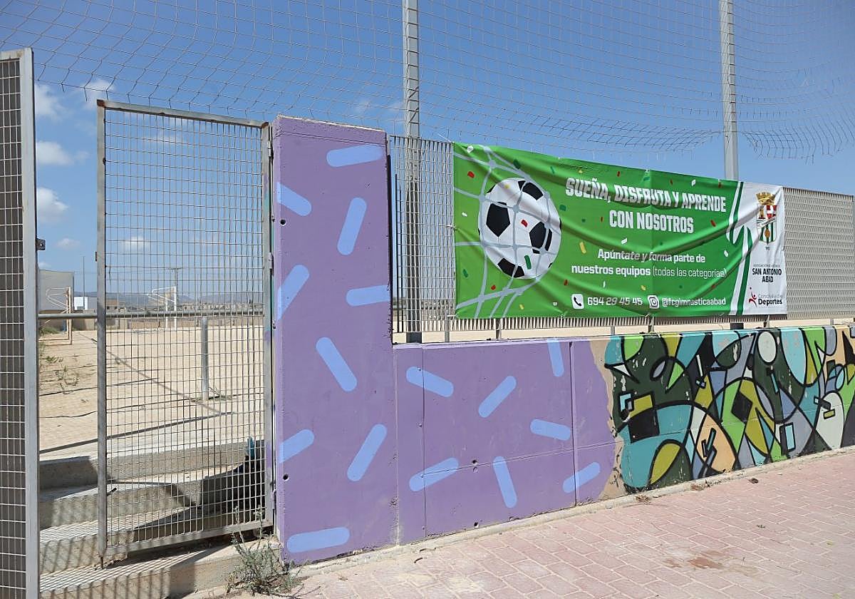 Puerta trasera del campo de fútbol de San Antón, rota y abierta, con las lonas de captación que ha colocado esta semana la nueva directiva de la Gimnástica Abad.