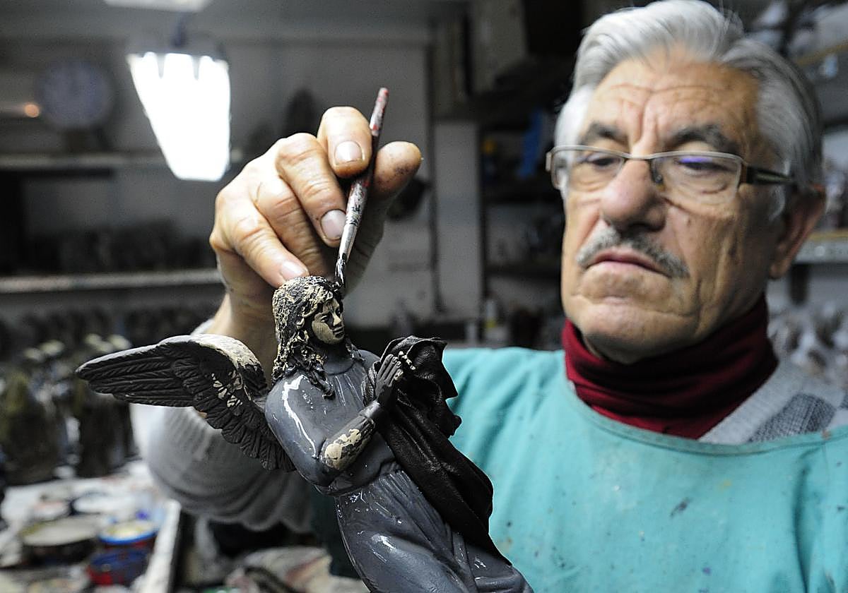 Jesús Grilán, en su taller, pintando una pieza.