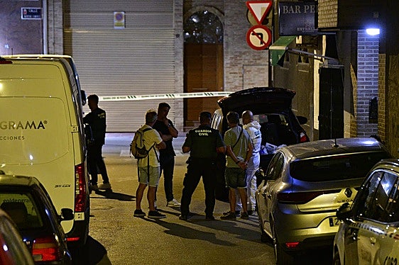 Agentes de la Guardia Civil, en la calle donde se encontró el cadáver.