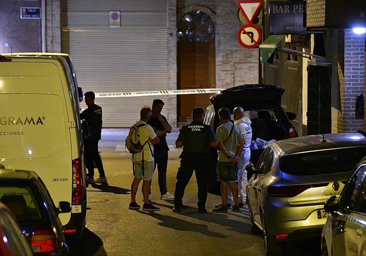 Agentes de la Guardia Civil, en la calle donde se encontró el cadáver.