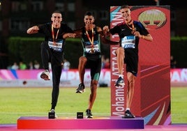 Mariano García (i.), con la medalla de plata, junto a Attaoui (oro) y Valladares (bronce), en el podio.