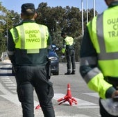 Agentes de la Guardia Civil de Tráfico, durante un control rutinario.
