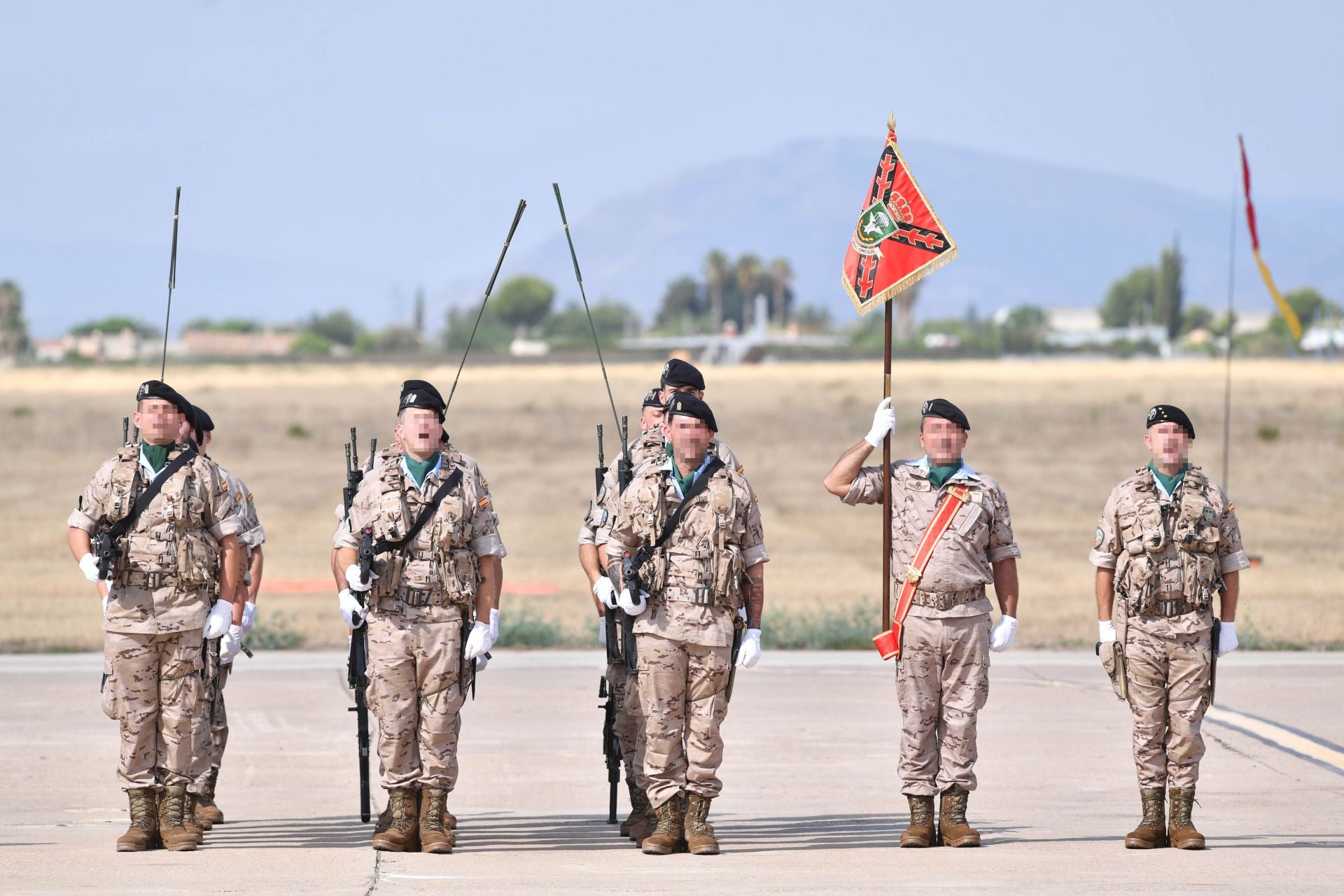 El cambio de mando en la Jefatura del Escuadrón de Zapadores Paracaidistas en la Base Aérea de Alcantarilla, en imágenes
