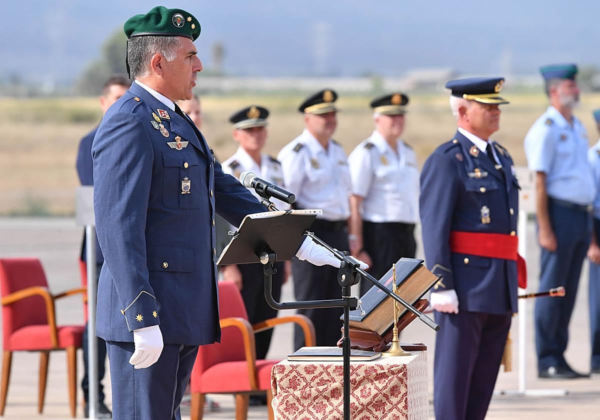 El cambio de mando en la Jefatura del Escuadrón de Zapadores Paracaidistas en la Base Aérea de Alcantarilla, en imágenes