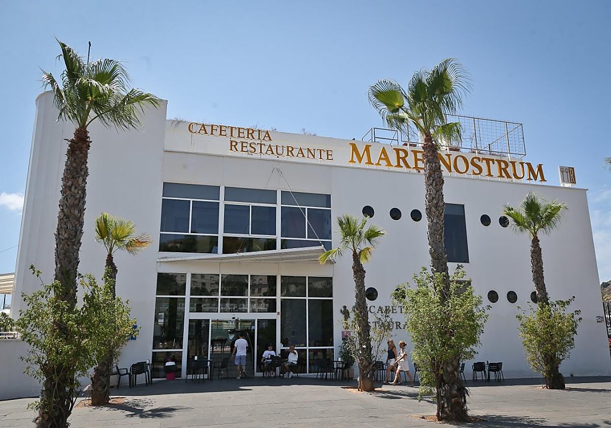 Acceso principal al edificio del restaurante Mare Nostrum, en pleno puerto.