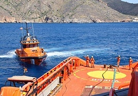 Simulacro de rescate y remolque al 'Salvamar Draco' desde el buque 'Punta Mayor' frente a la costa de El Portús.