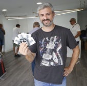 Un aficionado del Efesé muestra cuatro carnés adquiridos este lunes en las oficinas del Cartagonova.