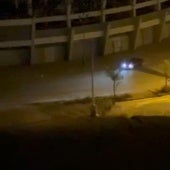 Captura de vídeo de un coche derrapando tras el estadio.