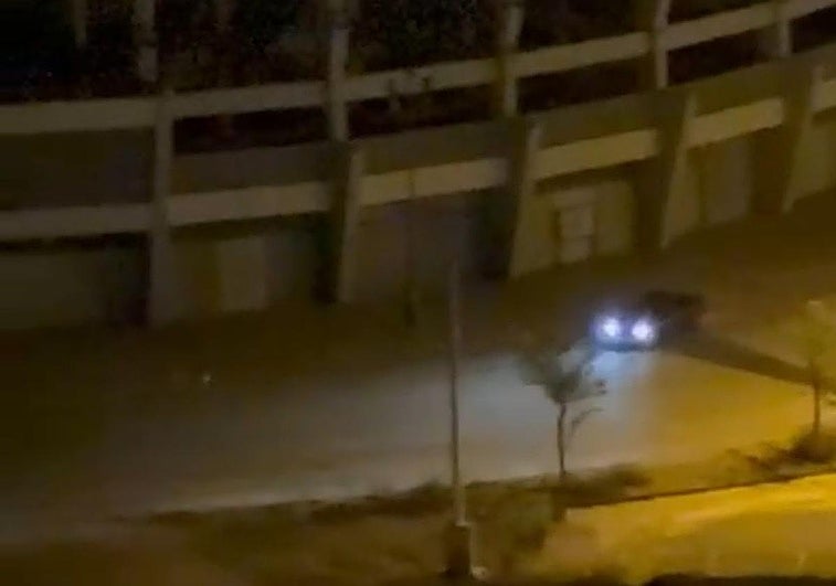 Captura de vídeo de un coche derrapando tras el estadio.