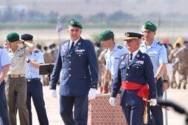 El teniente coronel Ramonell, en el centro de la imagen, con el general Vázquez.