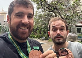 Alberto Carrillo y Alberto Antuña, en Abiyán, Costa de Marfil, con las medallas de bronce del Afrobasket.