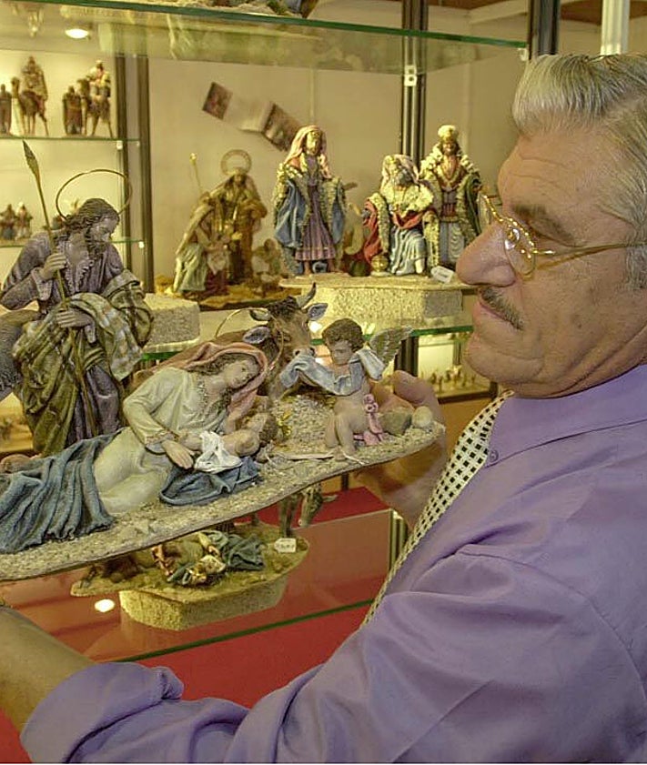 Imagen secundaria 2 - Jesús Griñán creando figuras de belén en su taller y en una inauguración del belén de El Corte Inglés. 