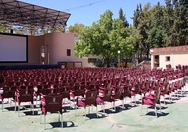 El auditorio municipal, que será derribado en las próximas semana y donde se proyectaba construir el balneario.