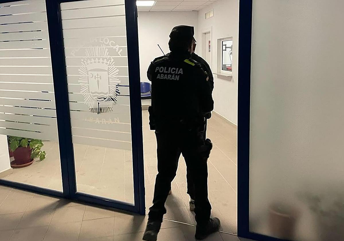 Un agente de la Policía Local de Abarán, en una imagen de archivo.