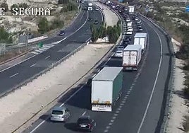 Atasco en la autovía A-30 tras el accidente.