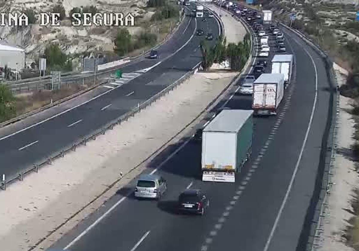 Atasco en la autovía A-30 tras el accidente.