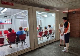 Pacientes esperan en la puerta de Urgencias de La Arrixaca.