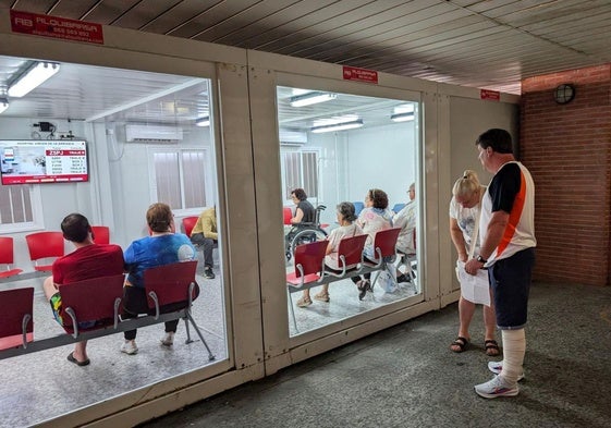 Pacientes esperan en la puerta de Urgencias de La Arrixaca.