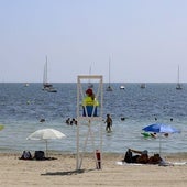 Una socorrista en una playa del Mar Menor, este verano.