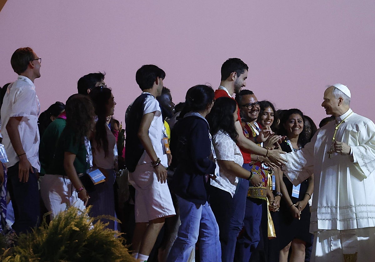 El Papa León XIV saluda a unos jóvenes durante la vigilia de oración del pasado sábado en Tor Vergata.