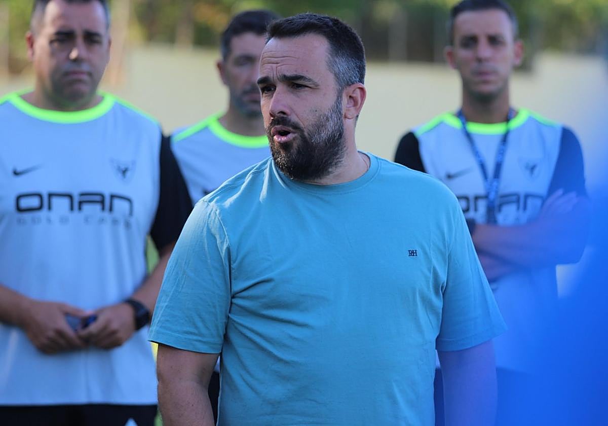 Álvaro Muñoz, director deportivo del UCAM, en un entrenamiento.