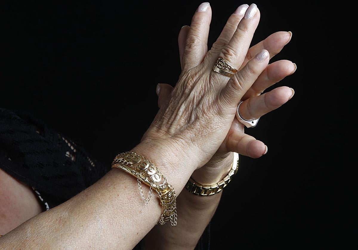 Las manos de la cantaora unionense Encarnación Fernández.