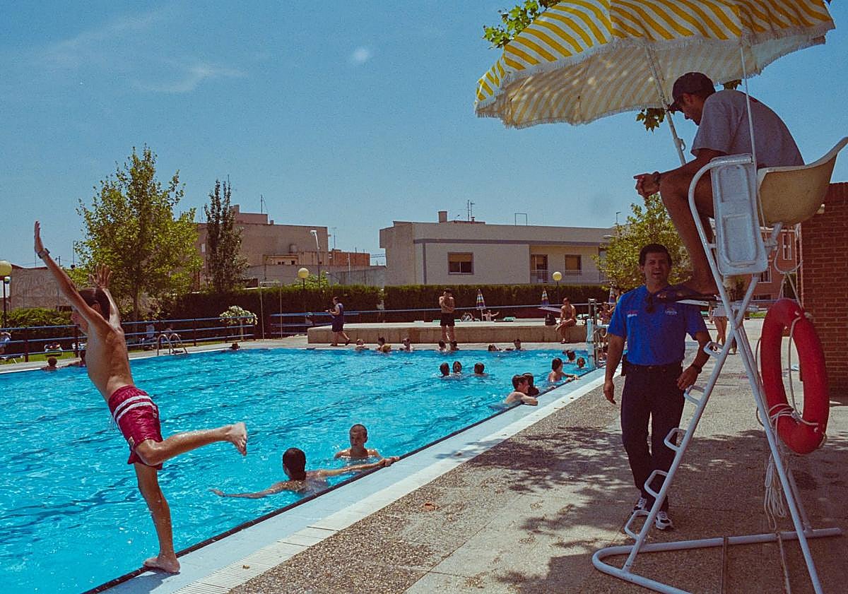 Imagen principal - 1. Espinardo. Bañistas en las instalaciones de Espinardo, en Murcia (1999). 2. Campamentos. Participantes de una escuela de verano, en la piscina Murcia Parque (julio de 1999). 3. Balnearios. Imagen tomada en la inauguración de la piscina de Fortuna-Leana (9-07-1999).