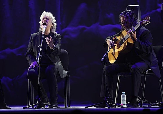 Mayte Martín estuvo acompañada a la guitarra por José Gálvez, compositor y arreglista, entre otras cosas, con un toque limpio y sutil.