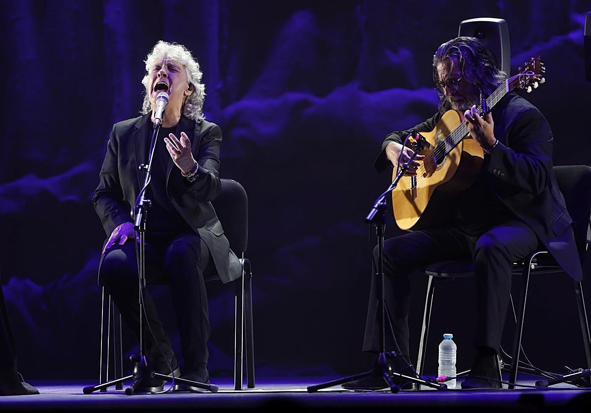 Mayte Martín estuvo acompañada a la guitarra por José Gálvez, compositor y arreglista, entre otras cosas, con un toque limpio y sutil.