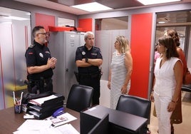 La alcaldesa visita las dependencias de la Policía Local en el nuevo edificio administrativo.