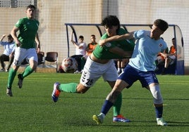 Dos jugadores disputan la posesión del esférico en un partido del curso pasado entre el Plus Ultra y el Deportivo Marítimo.