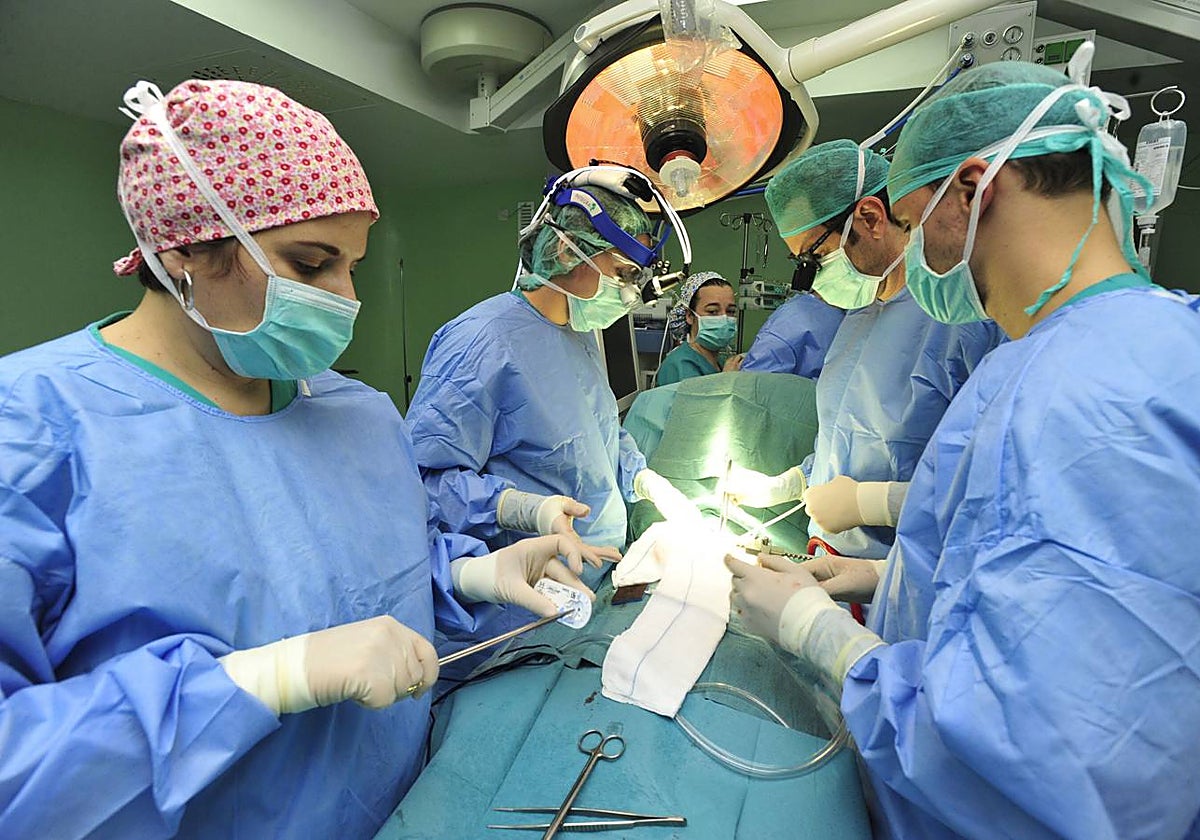 Profesionales durante una intervención en La Arrixaca. Los proveedores de material quirúrgico y prótesis han sufrido retrasos de meses en los pagos.