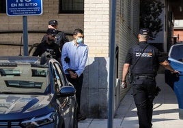 El hijo del comerciante de Molina, trasladado por los agentes, tras ser detenido.