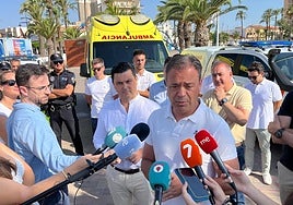 El consejero de Presidencia, Portavocía, Acción Exterior y Emergencias, Marcos Ortuño, atendiendo a los medios en Santiago de la Ribera.