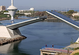 El puente del Estacio, este martes, sin poder cerrarse completamente.