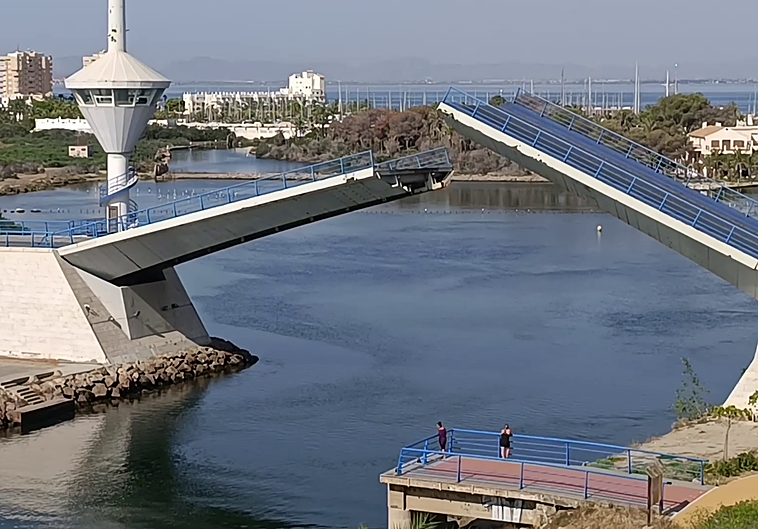 El puente del Estacio, este martes, sin poder cerrarse completamente.