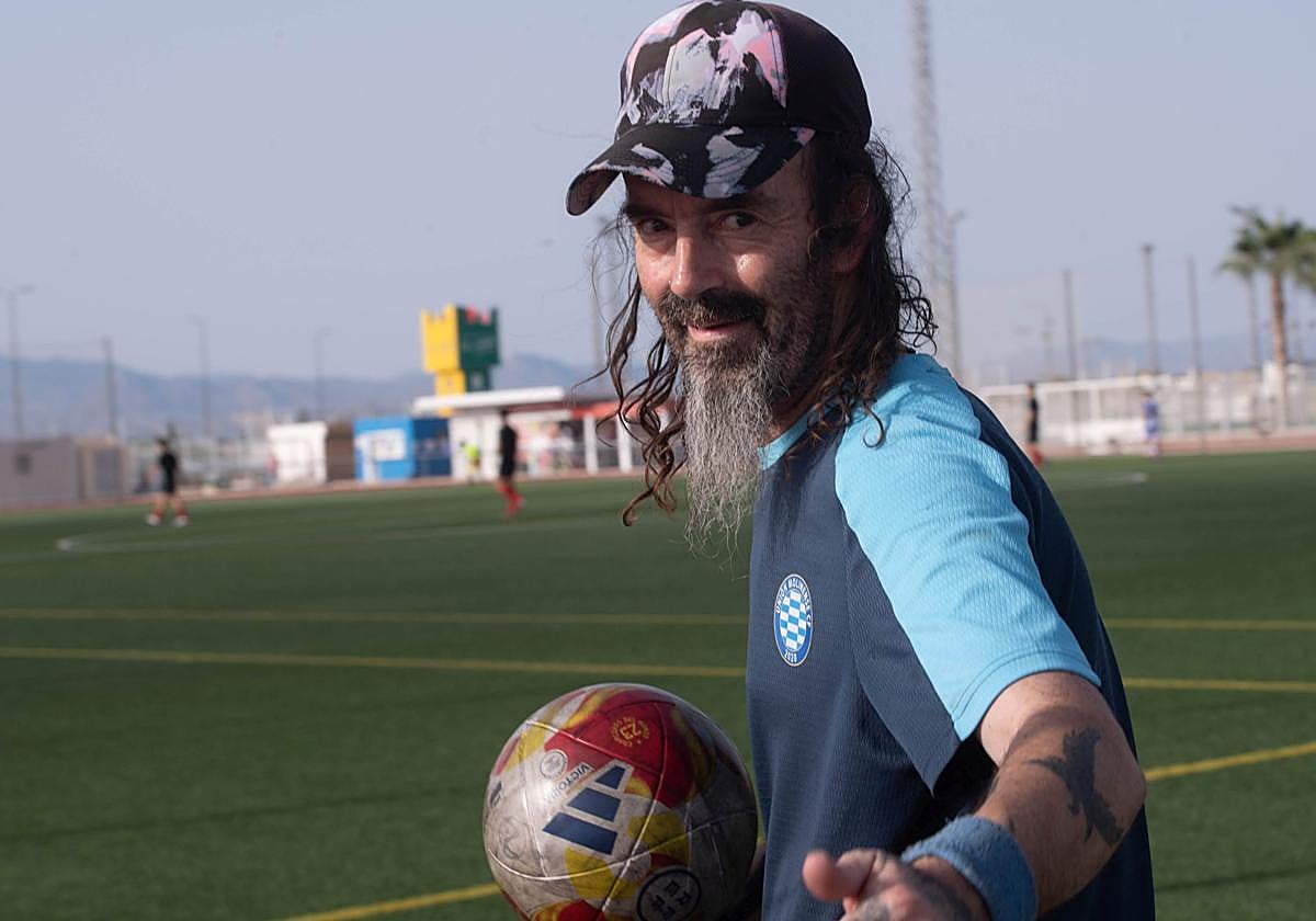 Perico García pegado a un balón en el primer duelo de pretemporada del Unión Molinense, este miércoles.