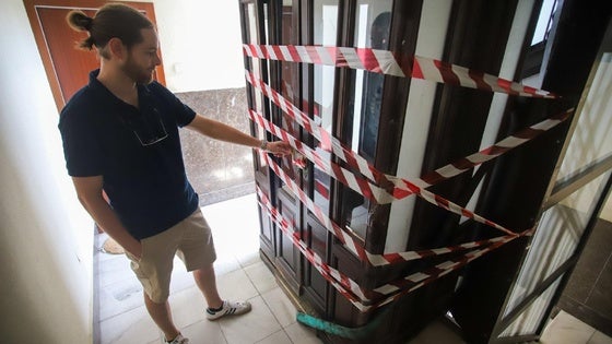 Pablo Mauriño, uno de los vecinos contrarios al cambio, junto la cabina retirada.