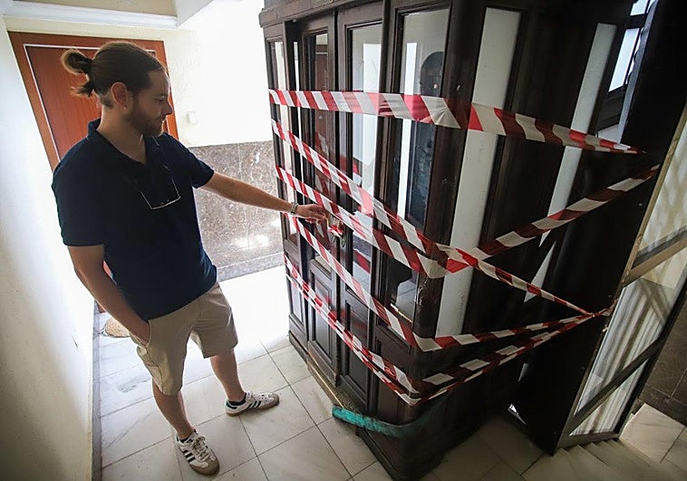 Pablo Mauriño, uno de los vecinos contrarios al cambio, junto la cabina retirada.