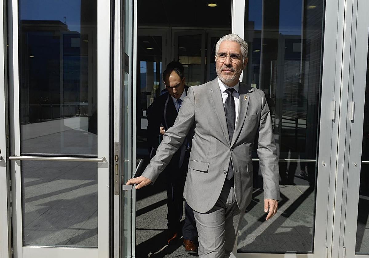 De la Vega saliendo del edificio principal de la Ciudad de la Justicia de Murcia junto con su abogado Agustín Amorós en febrero de 2019.