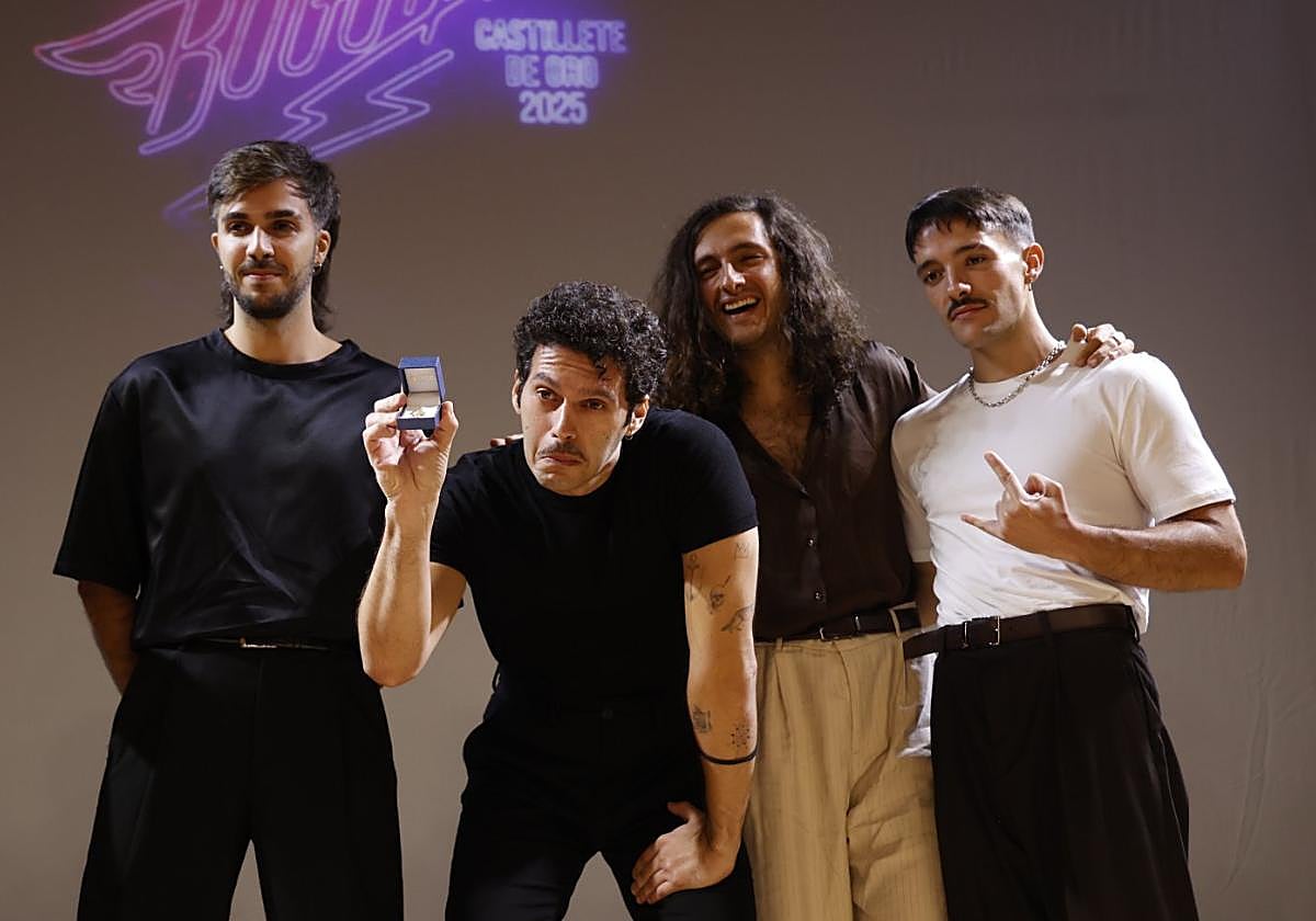 Los miembros de Arde Bogotá recibieron el galardón concedido por el Festival Internacional del Cante de las Minas.