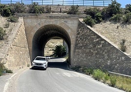 Un vehículo pasa por debajo del puente del Asensao, en Cieza.