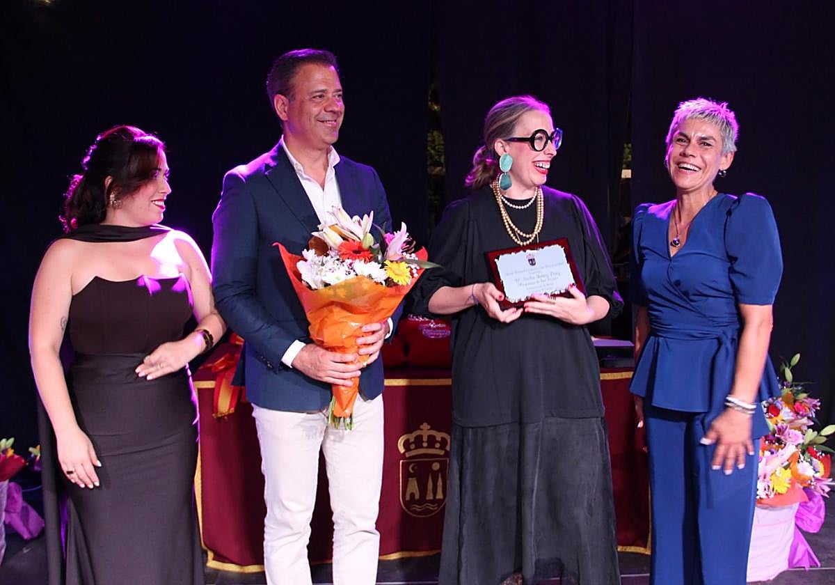 Noelia Ibáñez, entre el consejero Marcos Ortuño y la alcaldesa.